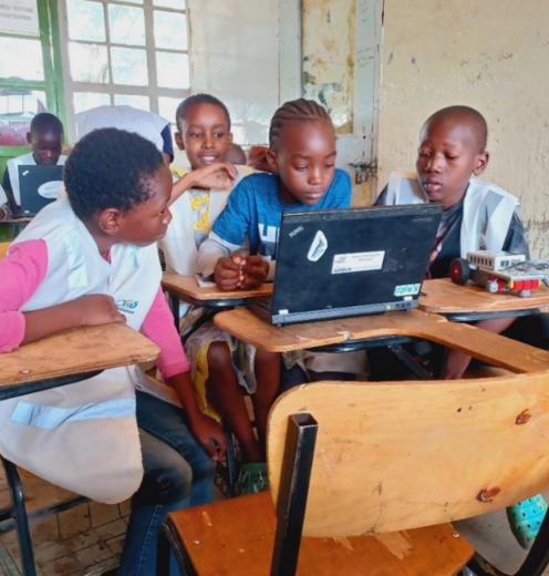 students_in_kenya_in_a_robotic_workshop