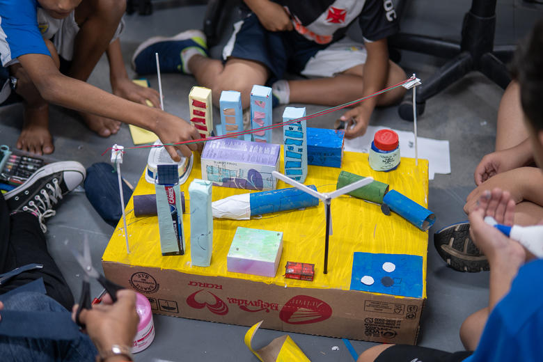 young_people_playing_with_cardboard_during_a_workshop